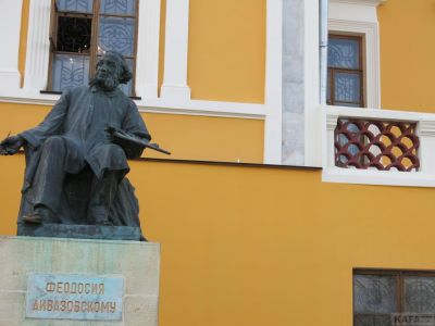 На фасаде отреставрированной феодосийской галереи Айвазовского появились трещины