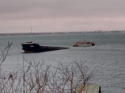 В результате шторма судно «Берг» почти полностью затонуло у берега Феодосийского залива