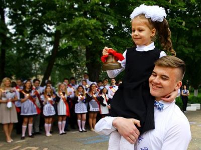 "Последний звонок" сегодня прозвенел для 28 тыс. выпускников в Крыму