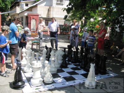 Феодосийские семьи сыграли в Большие шахматы 