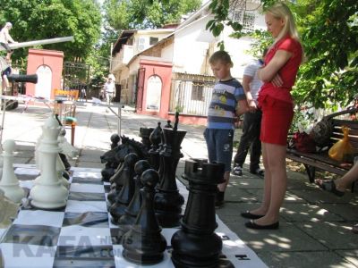 Феодосийские семьи сыграли в Большие шахматы 