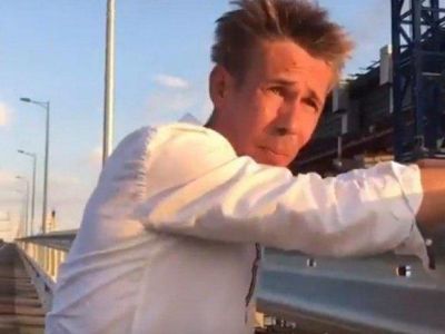 Актер Панин расцеловал Крымский мост, за это ему грозит штраф