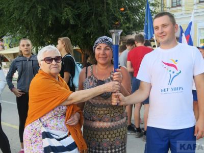 Участники факельной эстафеты «Бег мира» пробежали через Феодосию (видео)