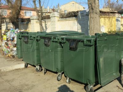 Феодосийцев беспокоит мусор вокруг контейнерных площадок