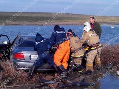 Сегодня в Крыму автомобиль слетел с моста в озеро (фото)