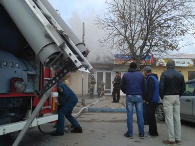 В Феодосии сегодня горел магазин на Крымском рынке (фото)