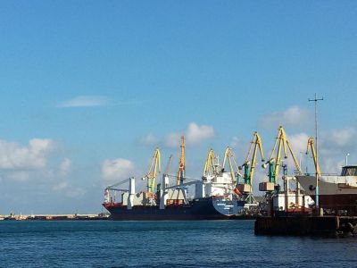 Из Феодосийского порта в Сирию отправилось судно с крымским зерном