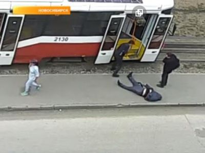 Россиянина с инсультом вытащили из трамвая и бросили на дороге