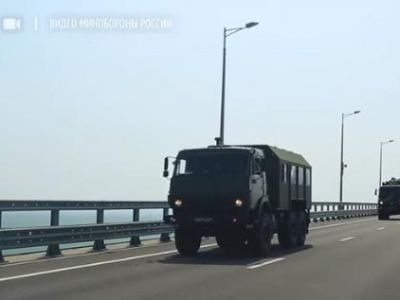 Колонна военной техники прошла по Крымскому мосту