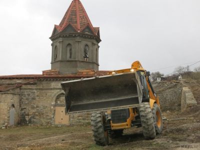 У Храма Св. Георгия в Феодосии ведутся строительные работы, сносят армянское кладбище