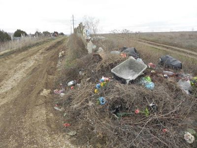 Феодосийцев возмущает состояние дорог и мусор на городском кладбище