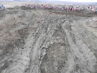 Феодосийцев возмущает состояние дорог и мусор на городском кладбище