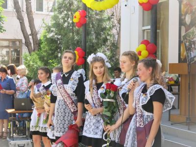 Сегодня для школьников Крыма прозвучит последний звонок, но по телевизору