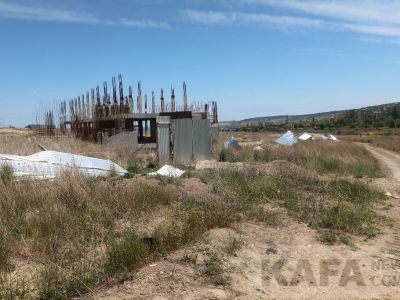 В Феодосии на строящейся школе на Челноковском массиве разворовывают забор