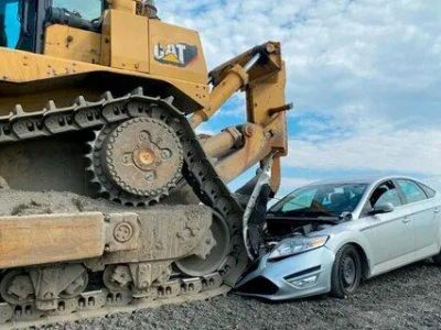 Трактор раздавил полицейскую машину на месте сброса отходов в Норильске