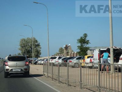 В Феодосии не могут побороть парковку автотранспорта на знаменитом Золотом пляже