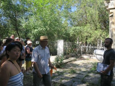 Экскурсия по старому кладбищу Феодосии собрала сотню человек 