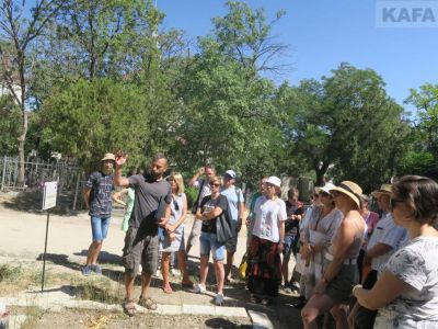 Экскурсия по старому кладбищу Феодосии собрала сотню человек 