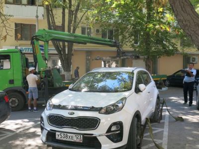 В Феодосии продолжают с помощью эвакуатора убирать неправильно припаркованные автомобили