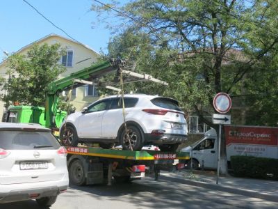 В Феодосии продолжают с помощью эвакуатора убирать неправильно припаркованные автомобили