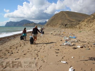 Кто убирает мусор на феодосийском побережье (видео)