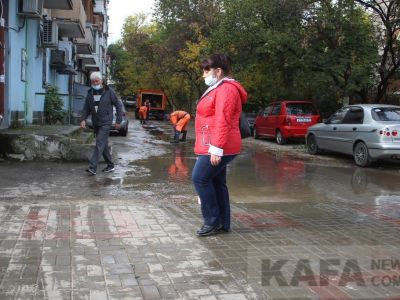 В центре Феодосии из-за прорывов канализация вытекает на ул.Куйбышева