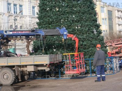 В Феодосии демонтируют новогоднюю елку 