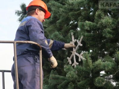 В Феодосии демонтируют новогоднюю елку 