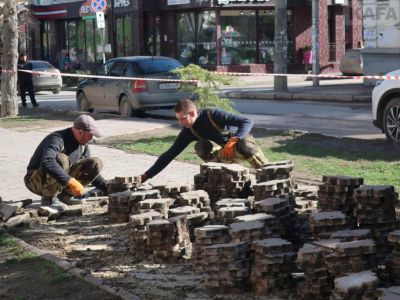 Начался демонтаж и ремонт тротуара на улице Украинской 