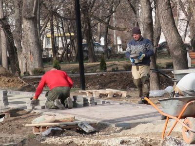 Комсомольский парк Феодосии: работы идут, горожане – прогуливаются