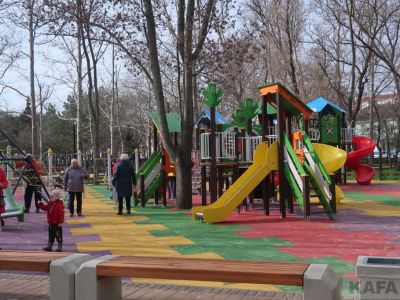 Комсомольский парк Феодосии: работы идут, горожане – прогуливаются