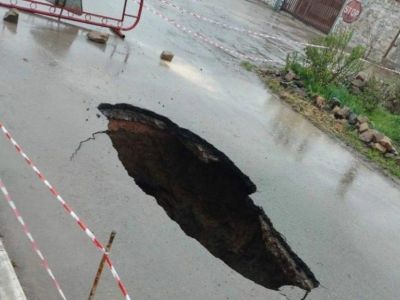 В Армянске дорога провалилась под землю на 4 метра