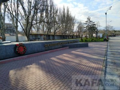 На набережной у памятника Феодосийскому десанту устанавливают «Аллею сувениров»