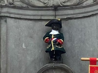 Скульптуру «Писающего мальчика» в Брюсселе одели в костюм русского гвардейца