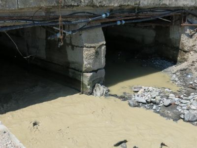 Ливневая канализация в Феодосии после дождя окрасила городской пляж желтым (видео)