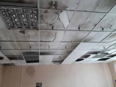 В Феодосии в призывном пункте военкомата обвалился потолок (фото)