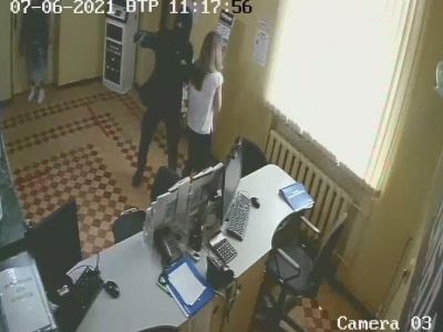 В Феодосии сотрудники полиции разыскивают подозреваемого в разбойном нападении на отделение банка