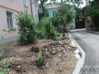 Цветочный переулок в Феодосии: ремонт закончен, а теперь – уборка