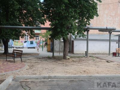 Цветочный переулок в Феодосии: ремонт закончен, а теперь – уборка