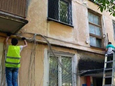 В Симферополе продолжают массовую зачистку фасадов от проводов
