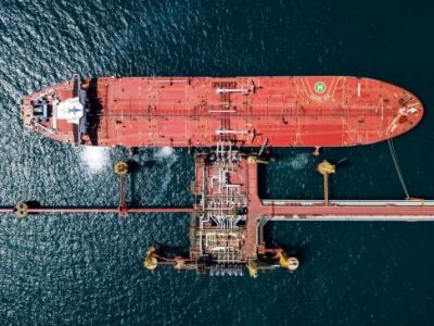 В Черном море с танкера внезапно вылилось много нефти