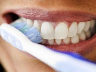 Почему не стоит чистить зубы сразу после завтрака?