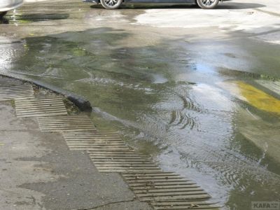 В центре Феодосии опять прорвало канализацию