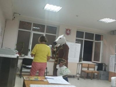 На избирательном участке в Ялте проголосовал "конь в пальто"