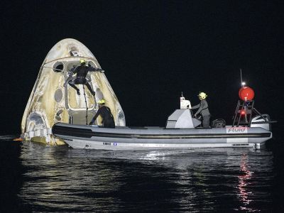 Корабль SpaceX с коммерческим экипажем приводнился в Атлантике