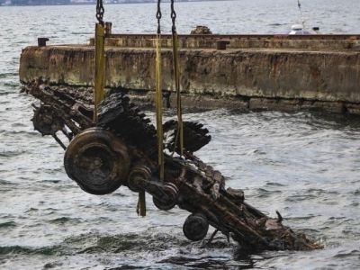 В Феодосии при разминировании «Жан Жорес» из моря подняли трёхтонный грузовик 
