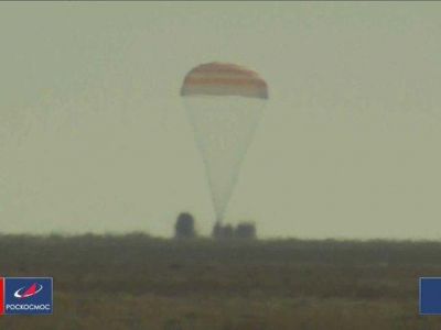 Спускаемый аппарат "Союза" с киноэкипажем приземлился в Казахстане