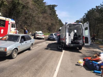 На ЮБК в двойной аварии пострадали водитель и медик "скорой"