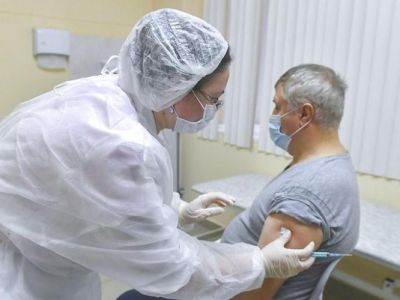 Крымчане побежали делать прививки от коронавируса, вакцины хватает