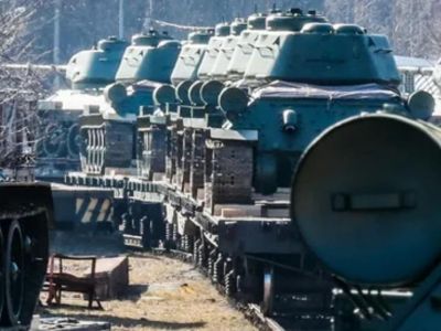 Эшелон с танками ВС России движется в сторону границы с Украиной
